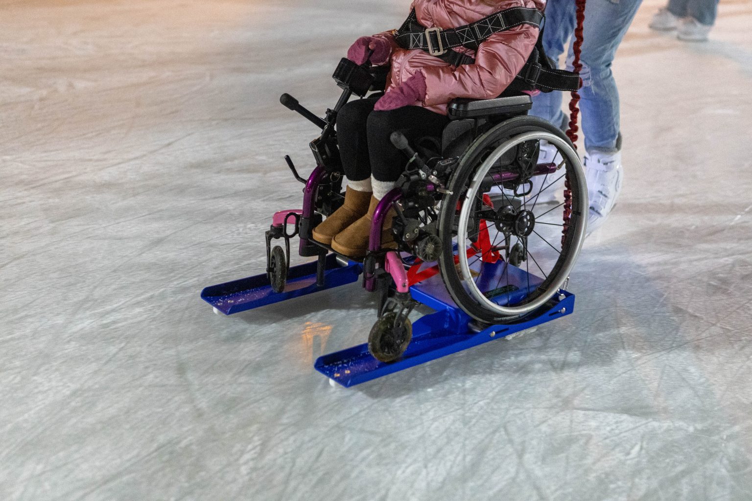 saniami lodowym, umożliwiającymi korzystanie z lodowiska osobom na wózkach inwalidzkich