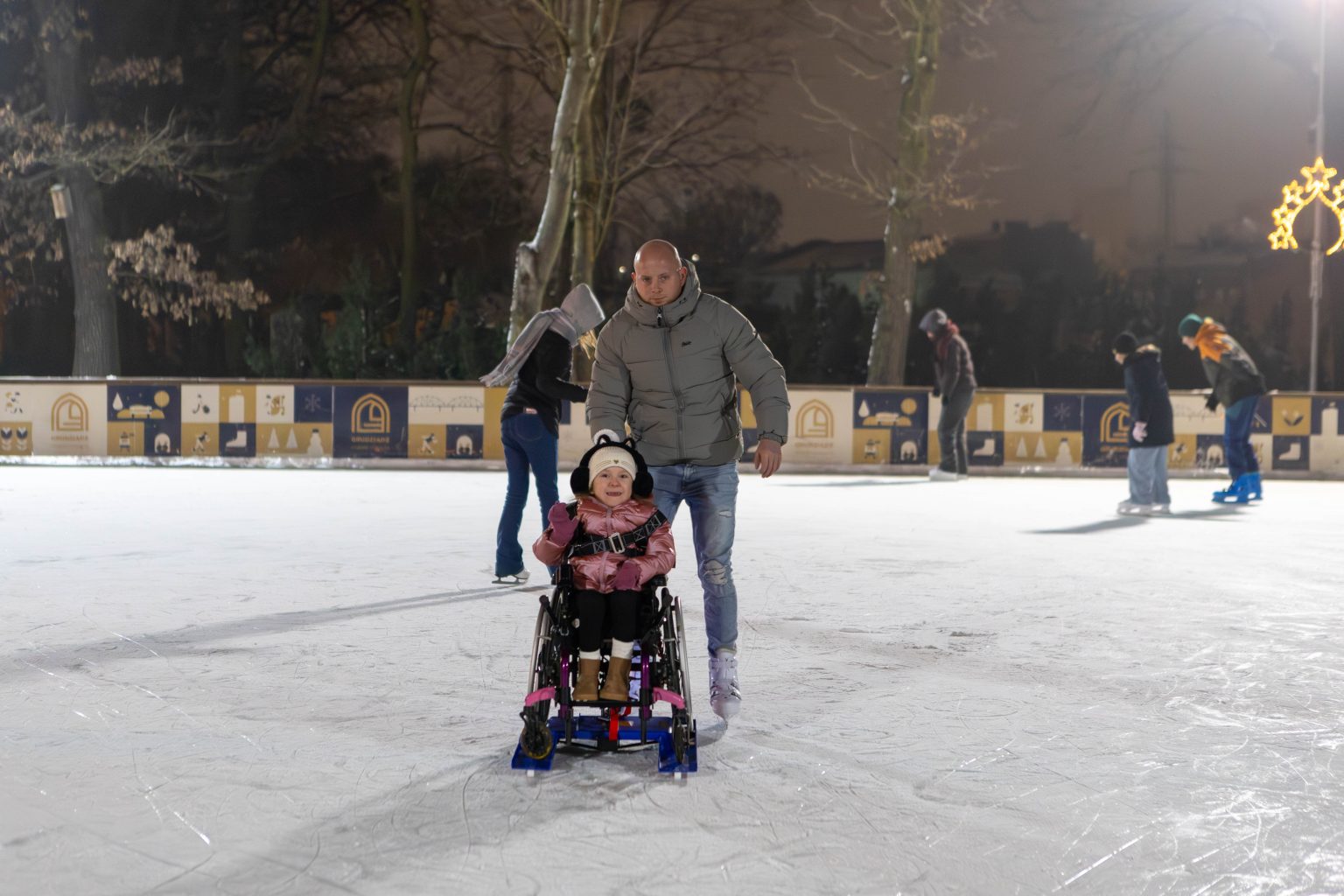 saniami lodowym, umożliwiającymi korzystanie z lodowiska osobom na wózkach inwalidzkich