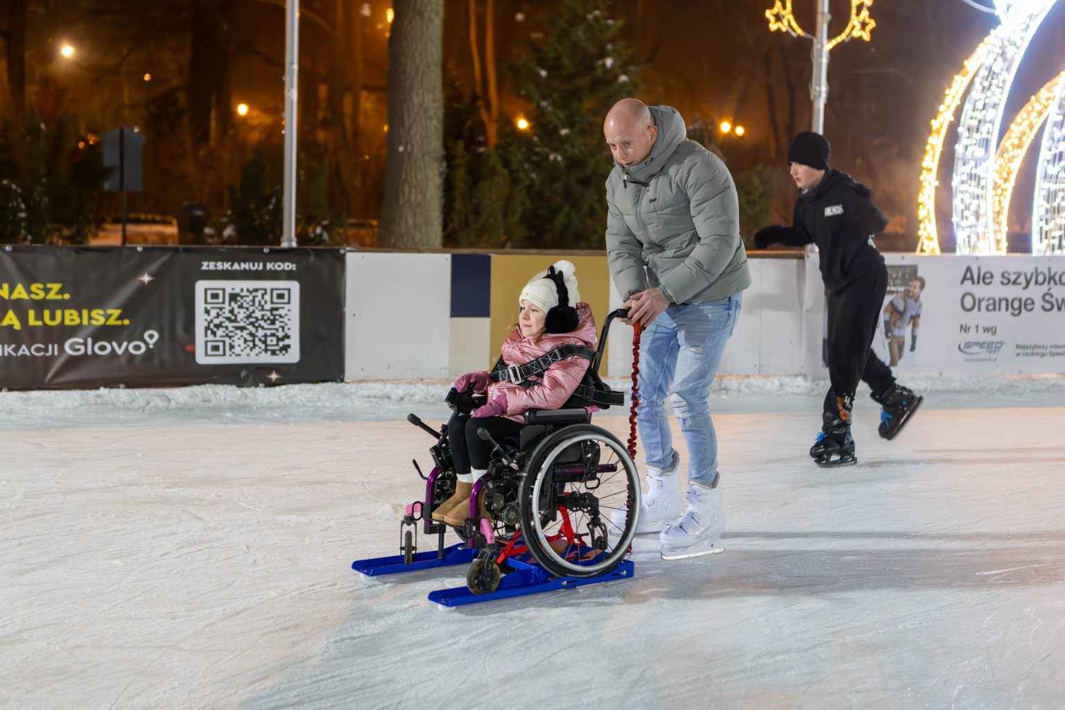 saniami lodowym, umożliwiającymi korzystanie z lodowiska osobom na wózkach inwalidzkich