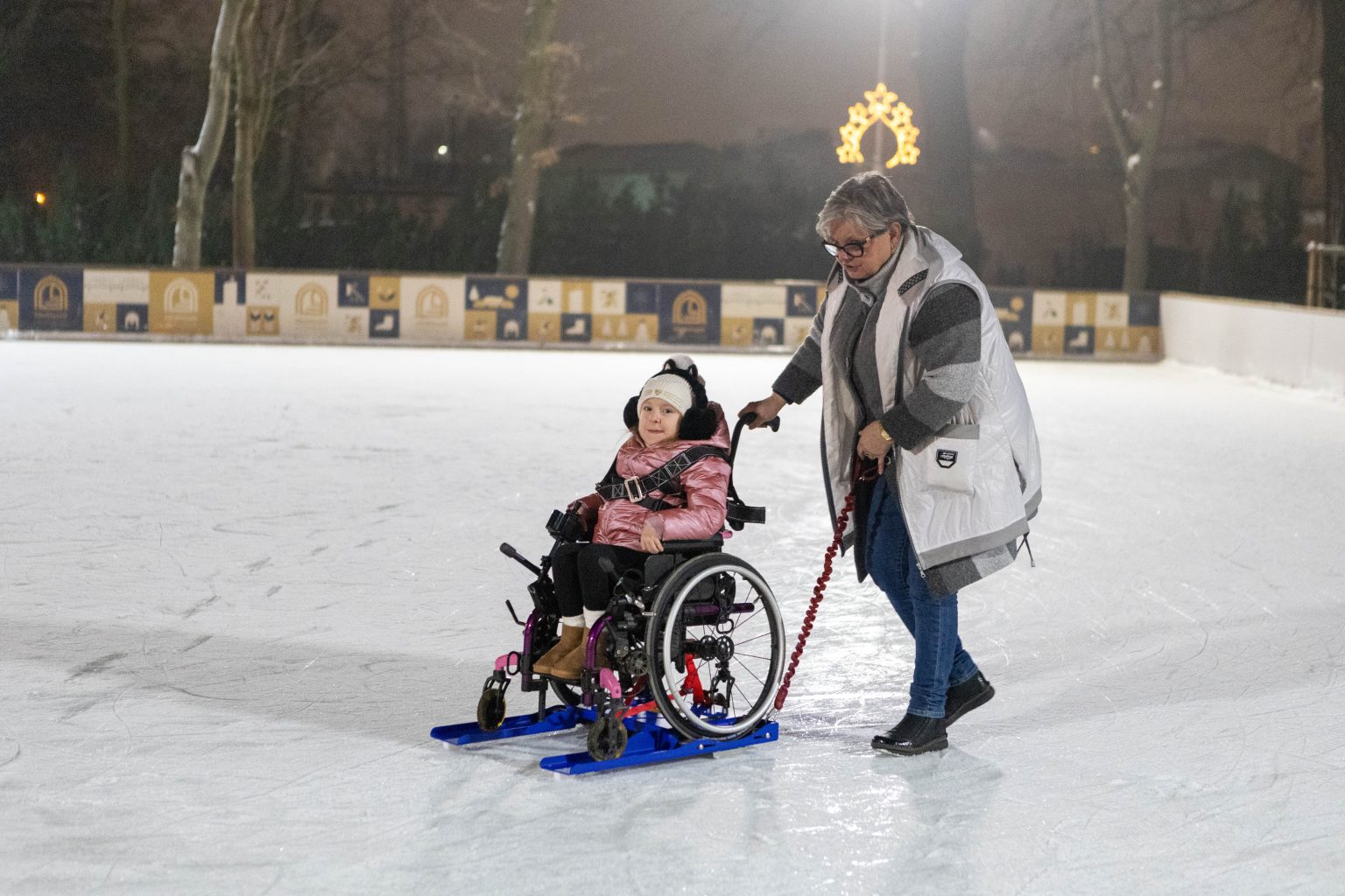 saniami lodowym, umożliwiającymi korzystanie z lodowiska osobom na wózkach inwalidzkich